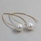 Mobile Preview: Lange elegante Perlen-Ohrringe mit weißen Muschelkern-Perlen
