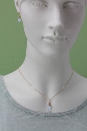 Zauberhafte Edelsteinkette mit Regenbogen-Mondstein / vergoldete Wickelfassung