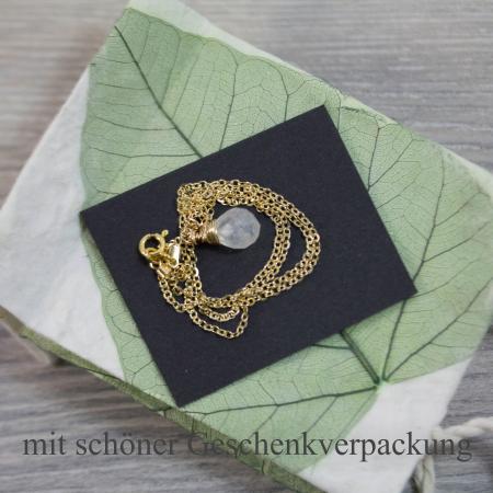 Zauberhafte Edelsteinkette mit Regenbogen-Mondstein / vergoldete Wickelfassung