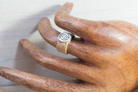 Hellbrauner Kork-Ring mit versilberter Spirale