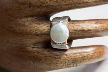 Breiter Ring aus Kork mit Süßwasser-Perle und echtem Silber