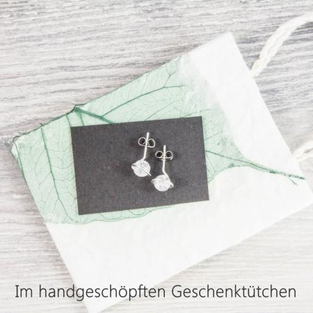 Kleine gehämmerte Edelstein-Ohrstecker aus  Bergkristall
