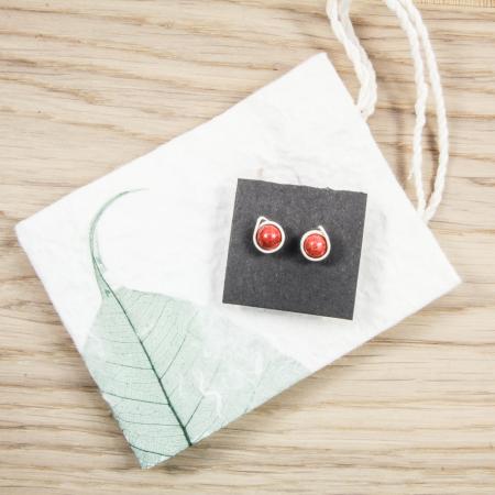Süße kleine Ohr-Stecker mit roter Koralle und Silber