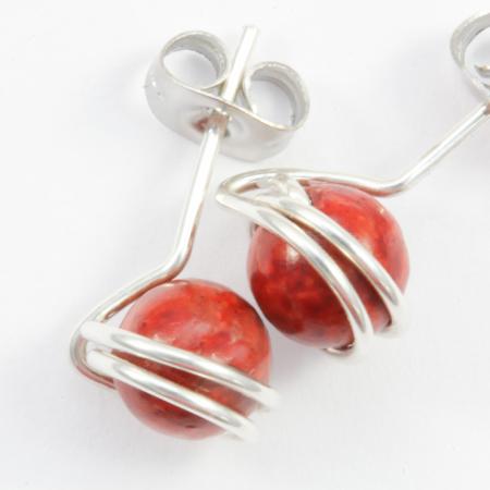 Süße kleine Ohr-Stecker mit roter Koralle und Silber