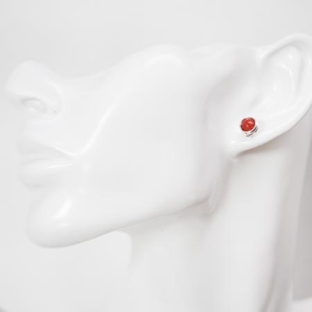 Süße kleine Ohr-Stecker mit roter Koralle und Silber