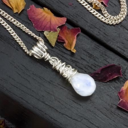 Zierliche Kette mit gewickeltem Regenbogen-Mondstein und Silber
