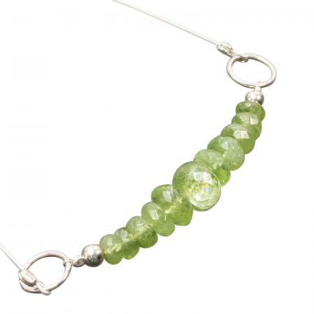 Hellgrüne Edelsteinkette mit echtem Peridot am versilberten Halsreif