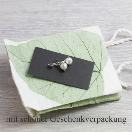 Kleine weiße Perlen-Ohrstecker mit hand-gehämmerter Fassung