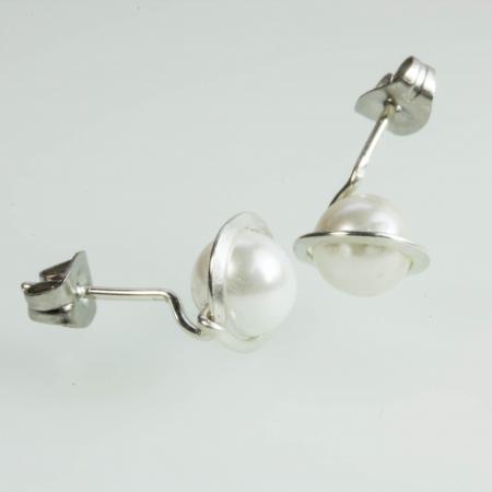Kleine weiße Perlen-Ohrstecker mit hand-gehämmerter Fassung
