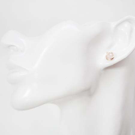 Feminine Edelstein-Ohrstecker aus facettiertem Rosenquarz