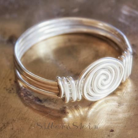 Schlichter Silberring mit handgebogener Spirale