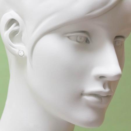 Kleine gehämmerte Edelstein-Ohrstecker aus  Bergkristall