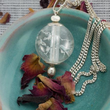 Elegante Silberkette mit auffälligem Bergkristall-Anhänger