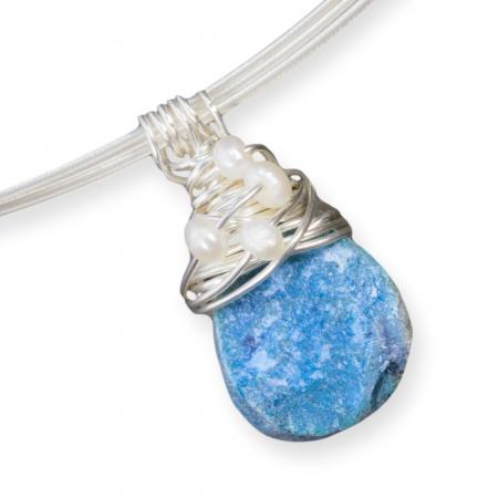 Blauer Anden-Opal mit Süßwasser-Perlen am Silberreif