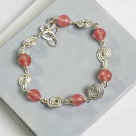 Silbernes Armband mit facettiertem Erdbeerquarz