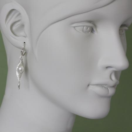 Zierliche Perlen-Ohrringe in Fischgrätfassung