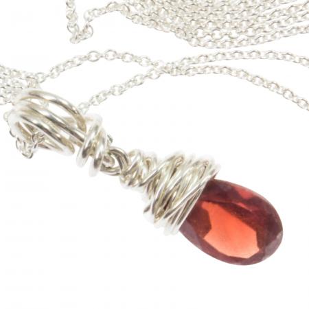 Zierlicher Granat-Anhänger mit in Tropfenform facettiertem hellrotem Granat und Silberkette