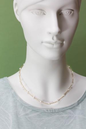 Geflochtener Halsreif mit weißen Perlen - vergoldet oder Silber