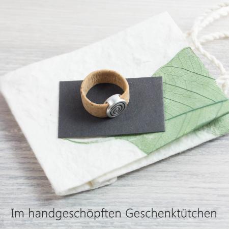 Hellbrauner Kork-Ring mit versilberter Spirale