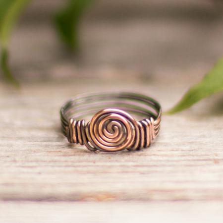 Großer Kupfer-Ring mit handgebogener Spirale, gehämmert