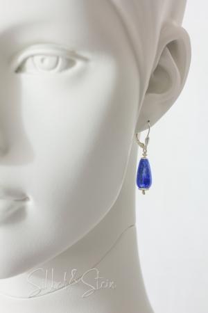 Große Ohrhänger mit intensiv blauem Lapislazuli in Tropfenform