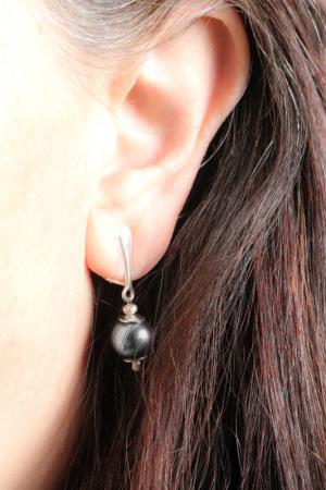 Bequeme Ohrclips mit schwarzen Muschelkern-Perlen und  Silber