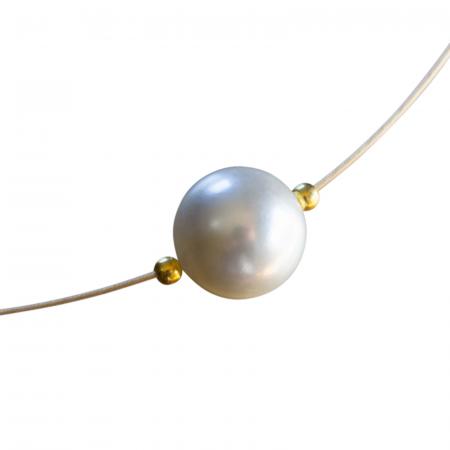 Klassisches Perlen-Collier am vergoldeten Halsreif
