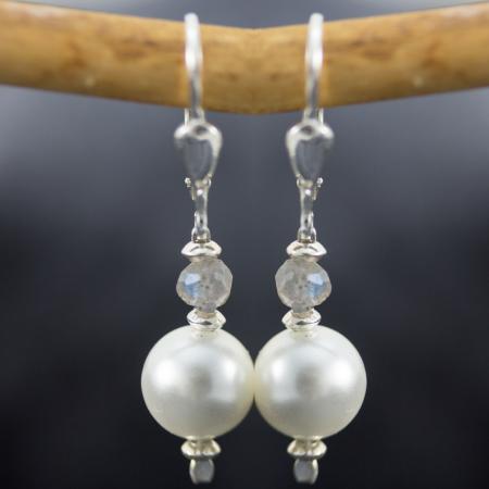 Perlen-Ohrringe aus weißen Muschelkern-Perlen und Labradorit