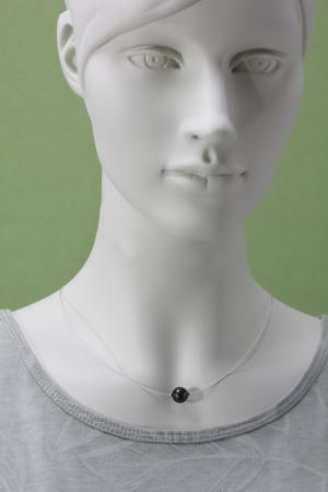 Schlichtes Perlen-Collier mit schwarzer Muschelkern-Perle