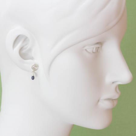 Kleine Saphir-Ohrringe mit handgebogenem Spiralstecker