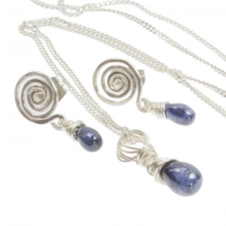 Dunkelblaues Schmuckset mit echtem Saphir in Tropfenform