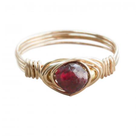 Goldener Edelstein-Ring mit rotem Granat