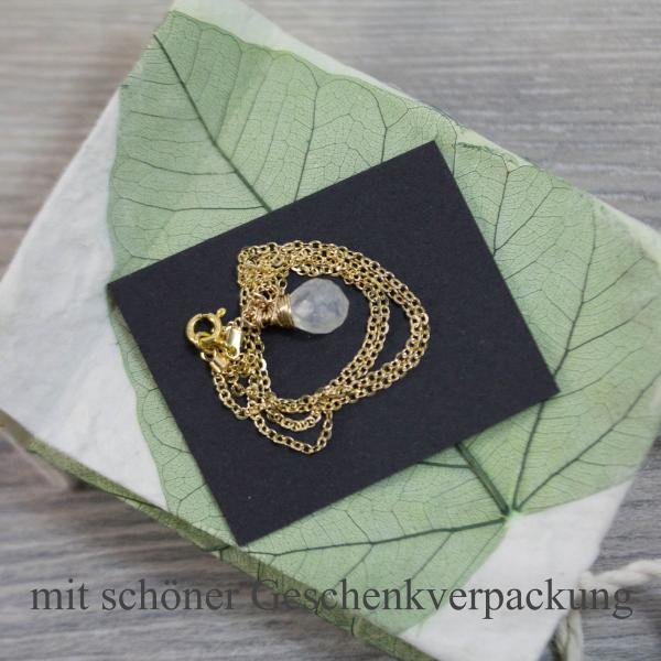 Zauberhafte Edelsteinkette mit Regenbogen-Mondstein / vergoldete Wickelfassung