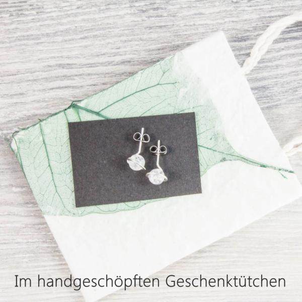 Kleine gehämmerte Edelstein-Ohrstecker aus  Bergkristall