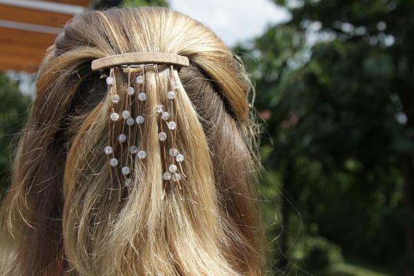 Haarspange mit hellbraunem echtem Kork und echten Bergkristall-Perlen auf gewachster Baumwolle