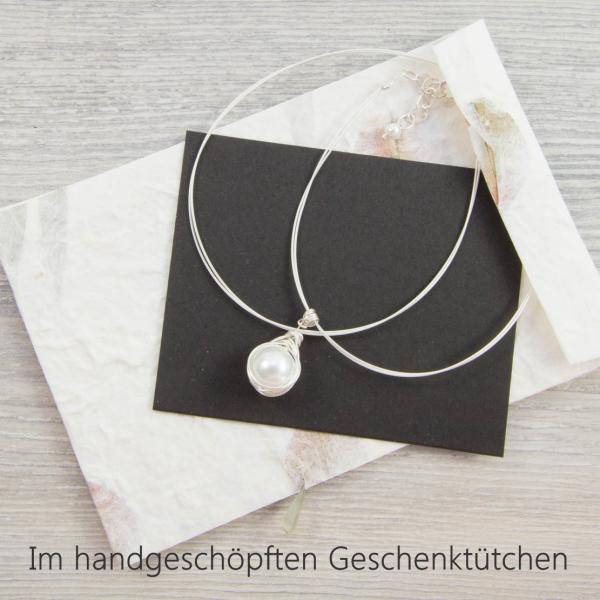 Weißer Perlen-Anhänger von Hand in Silber gefasst