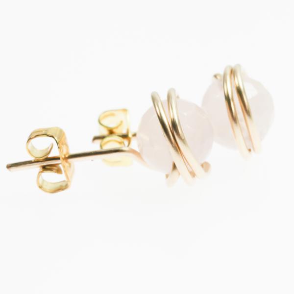 Feminine Edelstein-Ohrstecker aus facettiertem Rosenquarz