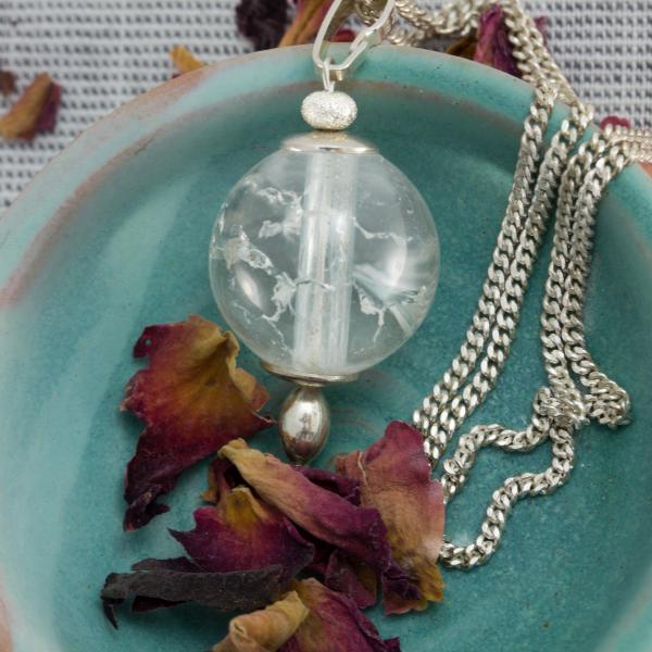 Elegante Silberkette mit auffälligem Bergkristall-Anhänger