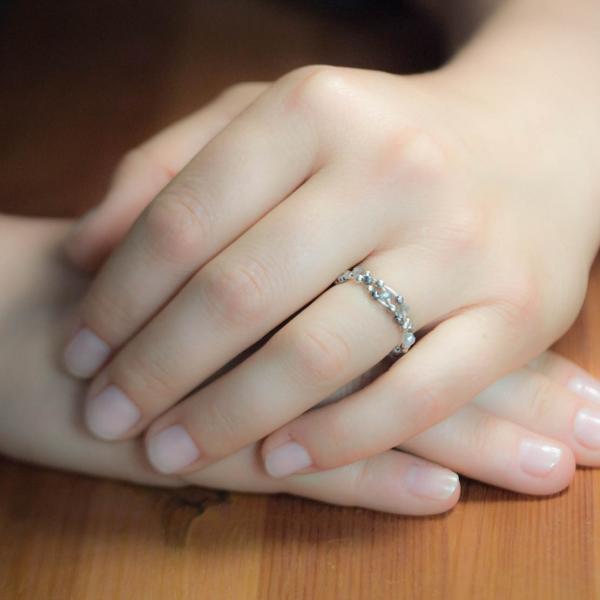 Zierlicher Labradorit-Ring mit Hämatin und echtem Silber