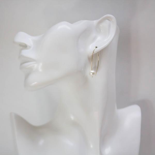 Lange elegante Perlen-Ohrringe mit weißen Muschelkern-Perlen