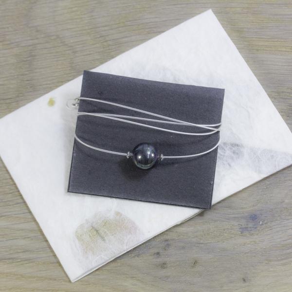Schlichtes Perlen-Collier mit schwarzer Muschelkern-Perle