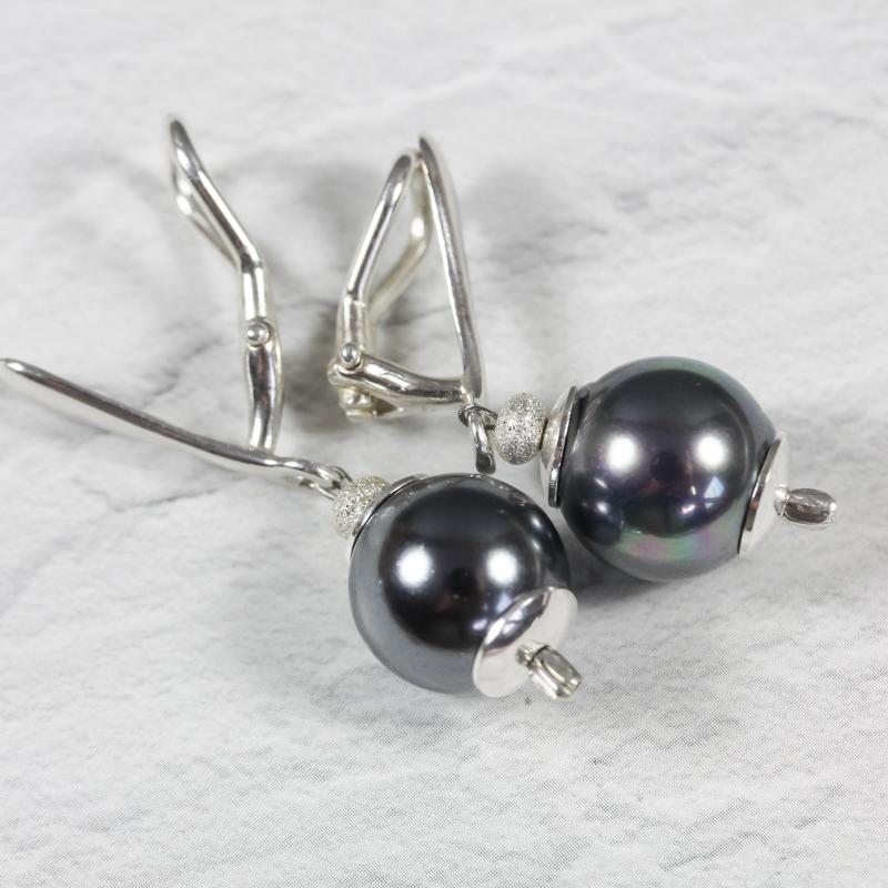 Bequeme Ohrclips mit schwarzen Muschelkern-Perlen und  Silber