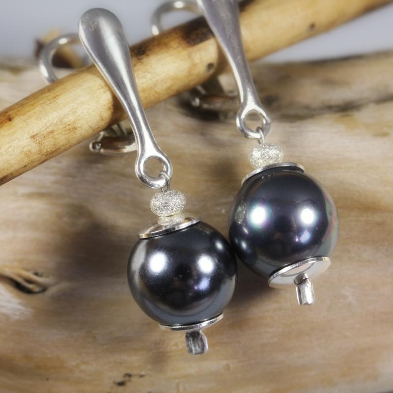 Bequeme Ohrclips mit schwarzen Muschelkern-Perlen und  Silber