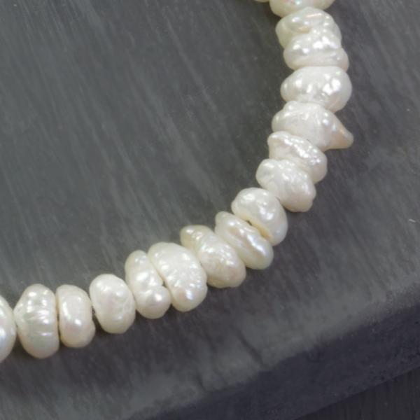 Zierliches Perlenarmband mit natürlichen echten Süßwasser-Perlen